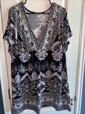 Lane Bryant Black & White V-Neck Paisley Tunic